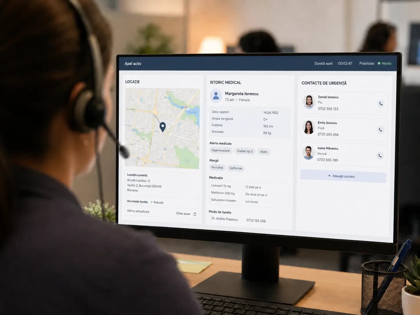 Operator Telesenior la dispeceratul 24/7, preluând alerta SOS