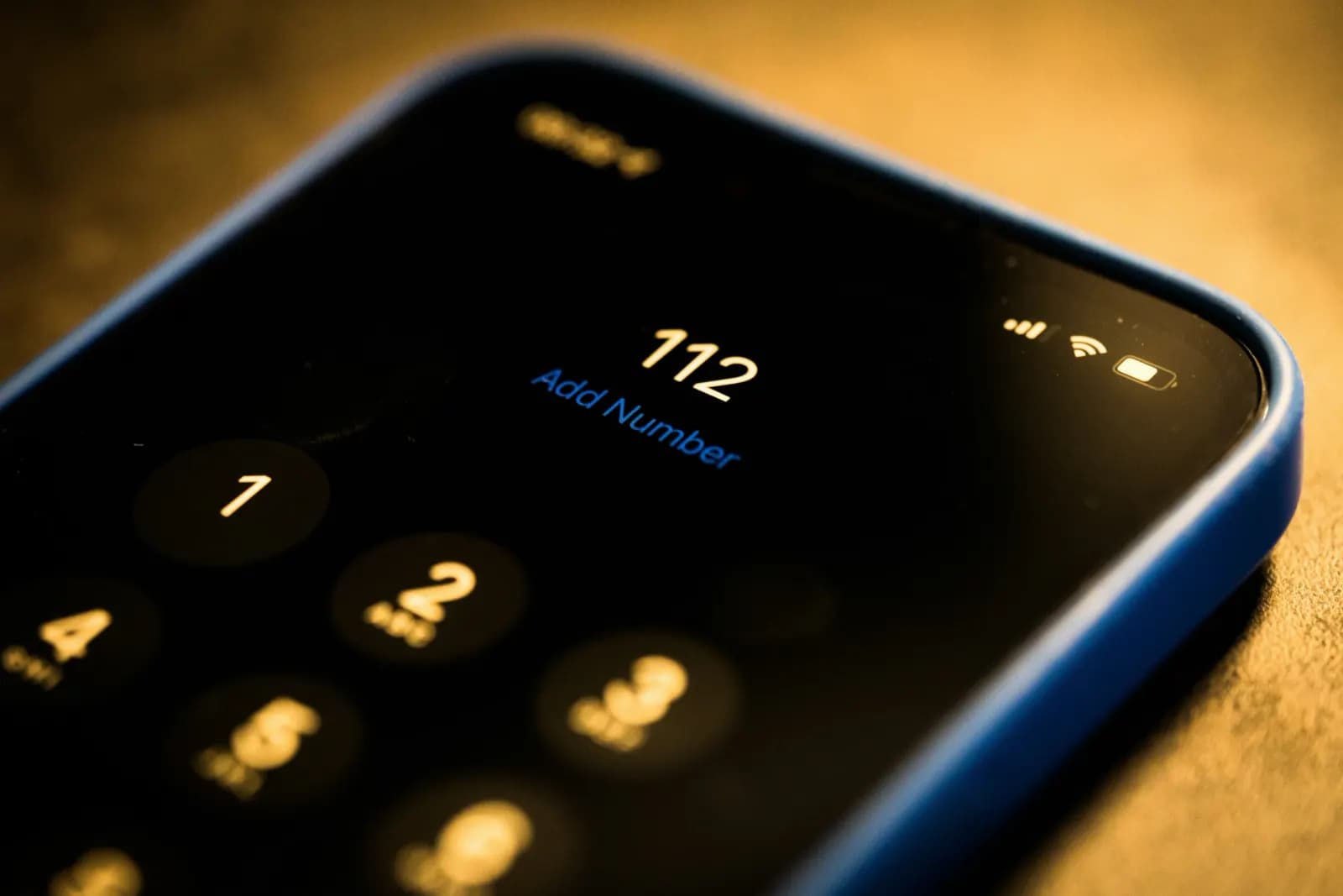 Ecranul unui telefon pe care e format numărul 112