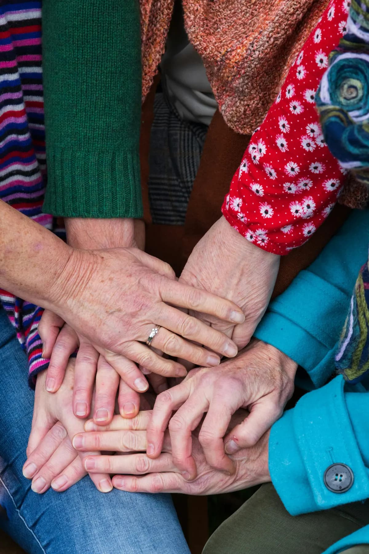 Mâinile mai multor seniori, așezate una peste alta