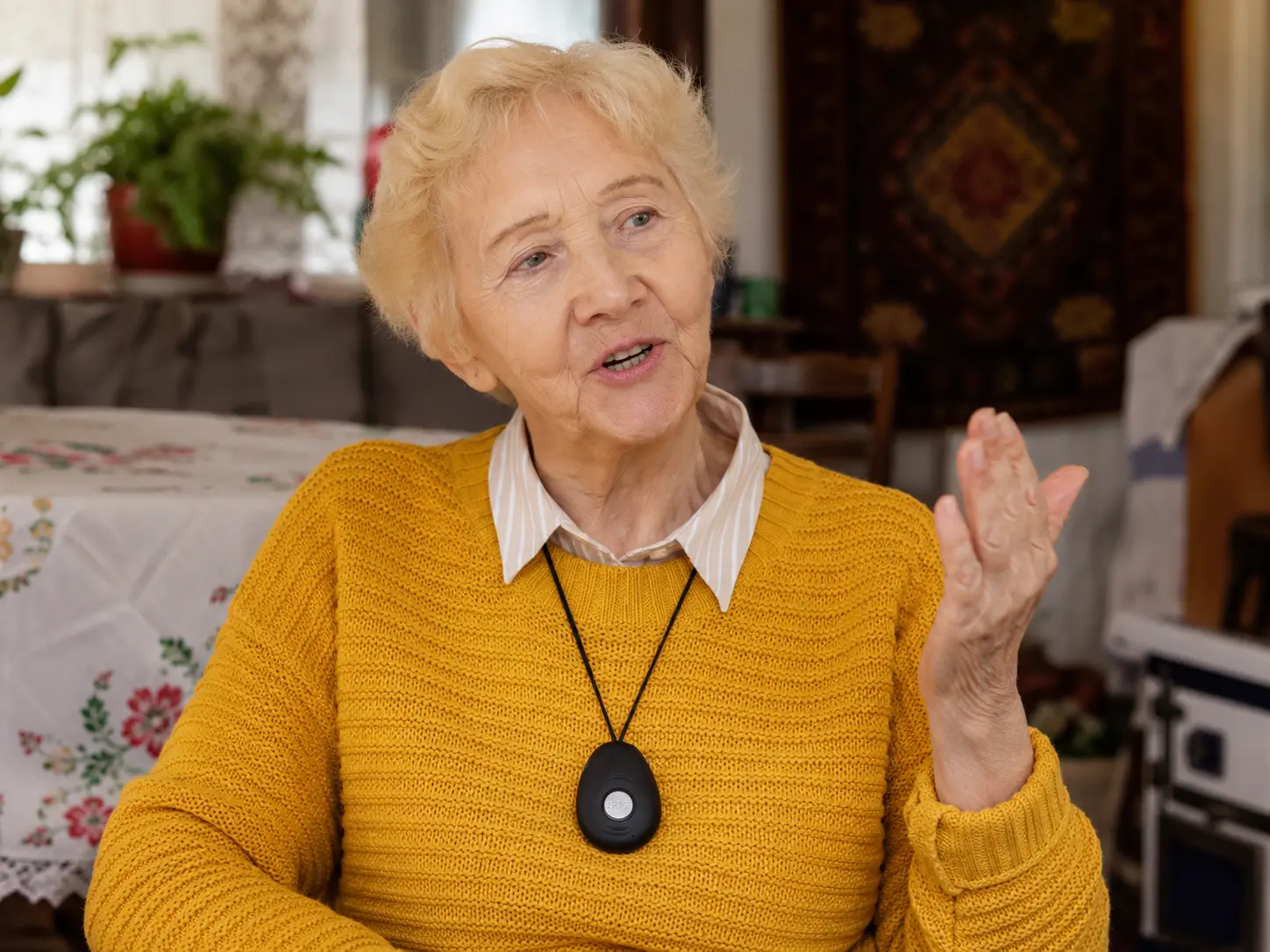 Vârstnic în convorbire cu operatorul de teleasistență în îngrijirea la domiciliu